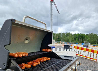 Makkaranpaistoa työmaalla