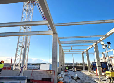 Teräsrunkoasennusta vesikatolla