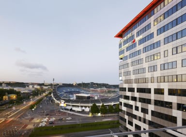 Ullevi på sommaren, kontorshus i förgrunden