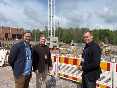 Yhteistyössä on pureuduttu viimeistelyvaiheen ja käyttöönoton aikatauluihin sekä suunnitelmaratkaisuihin, jotta talotekniikan testauksille saadaan mahdollisimman pitkä aika. Kuvassa Hepaconin Ossi Tikkala (vasemmalla) ja Matti Remes sekä ARE:n Jani Penttinen kuvattuna Cleantech Gardenin työmaalla kesäkuussa 2025.