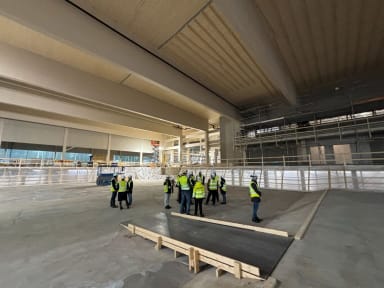 Svenska Badbranchen eli Ruotsin uimahalli- ja kylpyläteknisen yhdistyksen jäseniä vieraili Elmon uimahallin työmaalla Vantaalla marraskuussa.