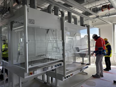 Laboratorion vetokaappien, pöytätilojen ja kulkureittien sijoittelu suunniteltiin yhdessä käyttäjien kanssa, jotta työskentely olisi mahdollisimman sujuvaa ja turvallista.