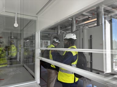 VTT:n tutkijat katselmoivat rakenteilla olevia laboratoriotiloja kesällä  2026.