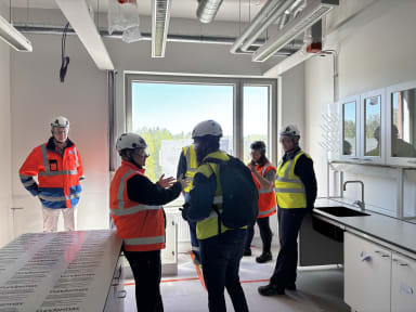 Laboratorion vetokaappien, pöytätilojen ja kulkureittien sijoittelu suunniteltiin yhdessä käyttäjien kanssa, jotta työskentely olisi mahdollisimman sujuvaa ja turvallista.