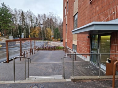 Yleiskuvaa pihalta