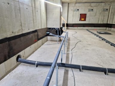 Väestönsuoja lasivillapuhalluksen valmistelua