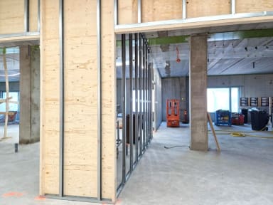 Väliseinäasennusta 5. krs