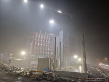 Yleiskuva työmaalle pimeällä