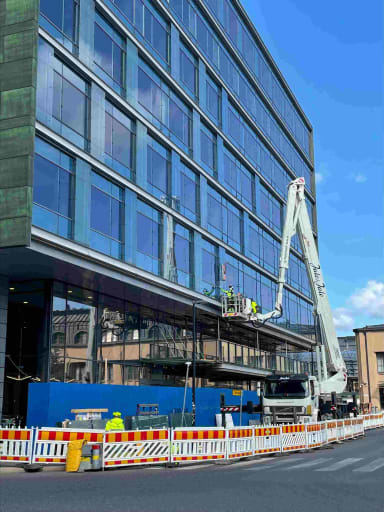 Eteläisen julkisivun koristelasien takaisinasennus nostimella.