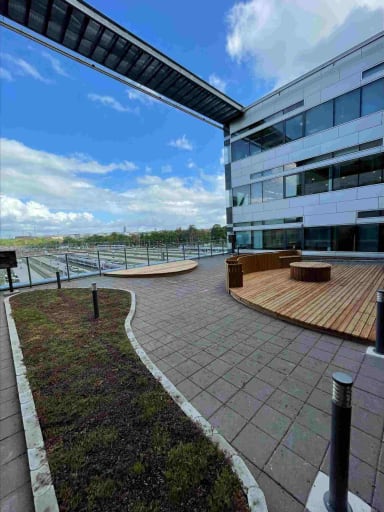 Kuvassa valmistunut terassi toimiston puolelle.