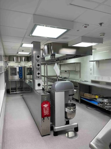 Loppusiivottu keittiö