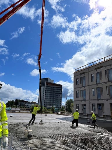 Valu toteutettiin betonivalusta vastaavan urakoitsijan, Swerockin, uudenuutukaisella iONTRON Hybridi autobetonipumpulla, jonka energianlähteenä käytettiin tällä työmaalla sähköä.