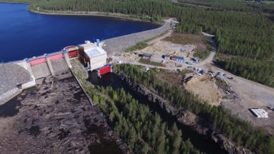 Flygbild över Rengård vattenkraftverk i Skellefteå.