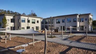 Flygbild över vita förskolelokaler i Halmstad.