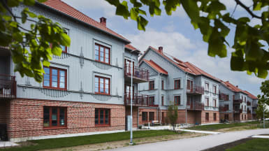 Fasad av blåa och röda hus i Lyngåkra, Halmstad.