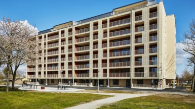 Lägenhetshus i Landskrona som renoveras.