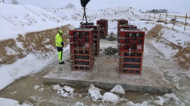 Bild vid linjemontage och fundamentgjutning.