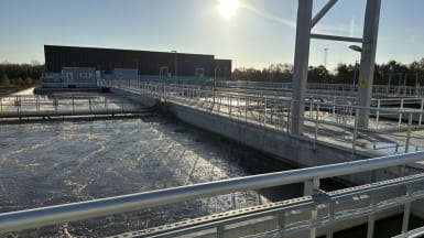 Bild på underjordisk vattenbassäng med gångväg ovanför, Käppalaverket, Stockholm.