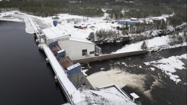 Flygbild över Rengård vattenkraftverk i Skellefteå.