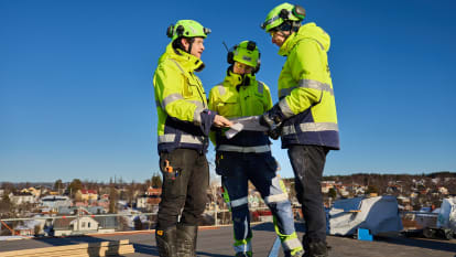 Two persons looking at a 3D sketch on a screen, with one of them pointing towards it.