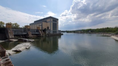 Bild på damm i Lilla Edet och en kraftstation.