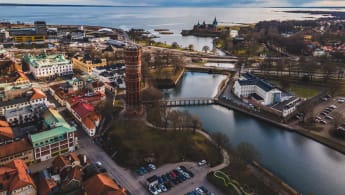 Drönarbild över byggnader och vatten i Kalmar.