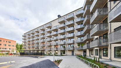 Bild utanför lägenhetshus i området Önskemålet, Jönköping.