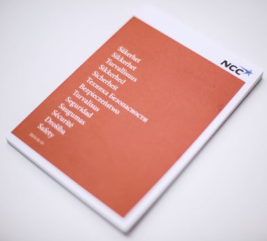 Bild på Tysta Boken, NCC:s unika bok om säkerhet.