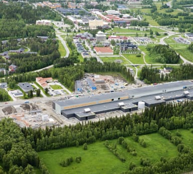 Flygfoto över Facebooks serverhall i Luleå, med stadsbebyggelse kring alla sidor.