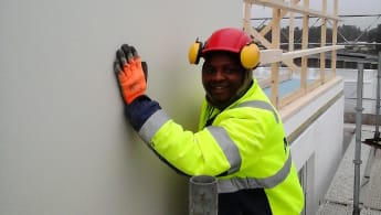 Abdul Muhebu Alhassan, praktikant på NCC, justerar en yta på ett projekt.