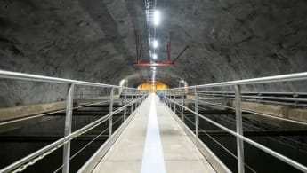Bild på underjordisk vattenbassäng med gångväg ovanför, Käppalaverket, Stockholm.