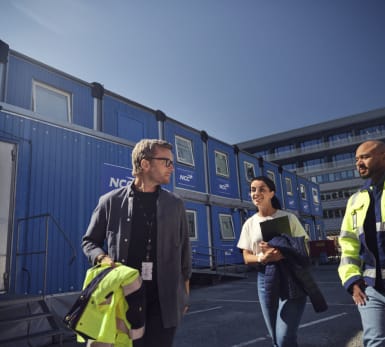 Bild av barn och vuxna som hejar på lagbygget