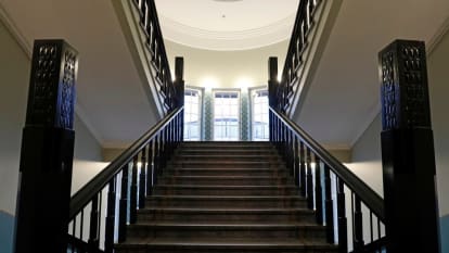 Kuva Scandic Grand Centra -hotellin portaikosta.