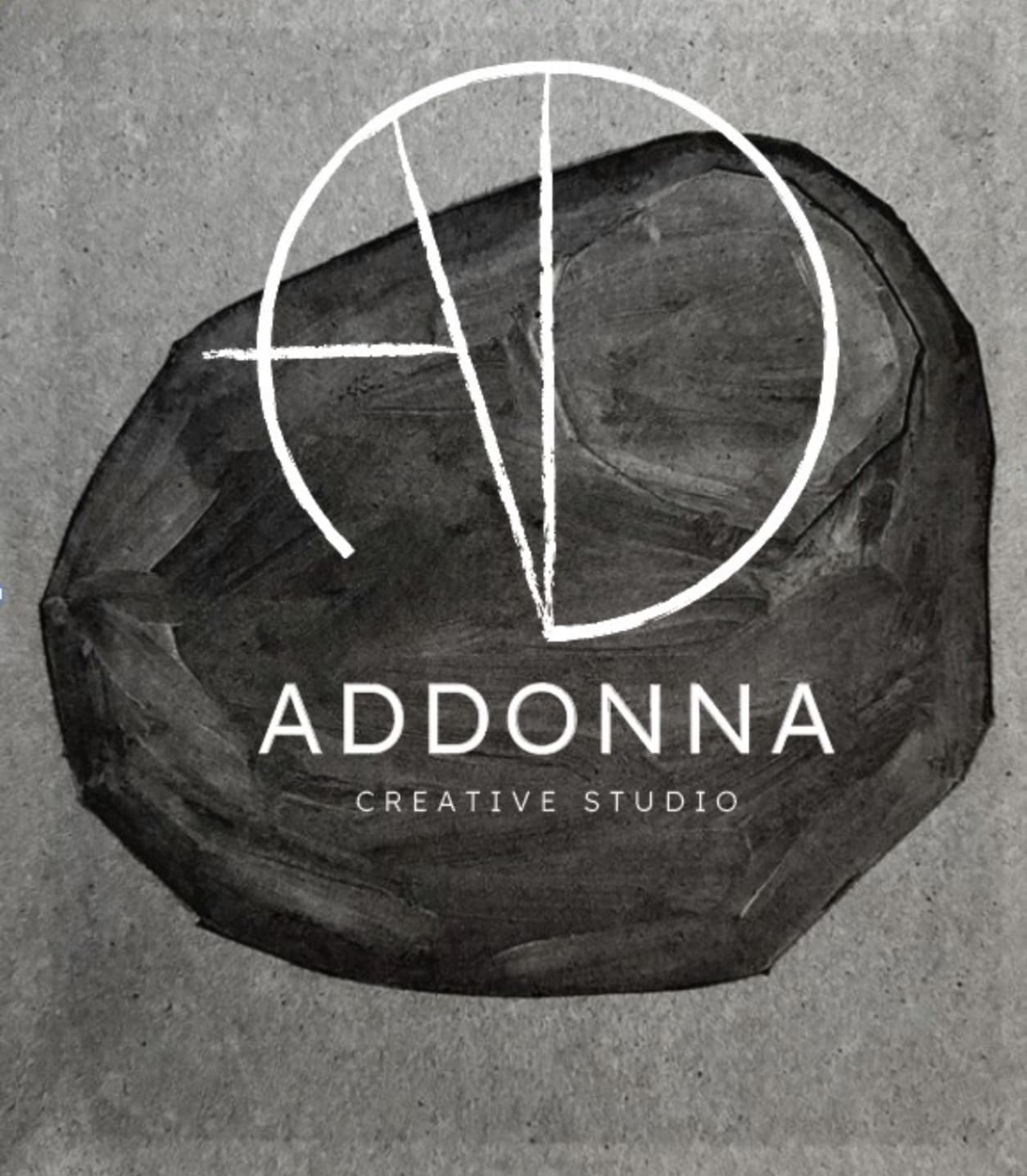 Addonna logotyp på grafisk bakgrund