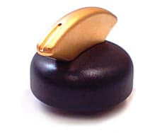 Botón de las 12 en negro y dorado image