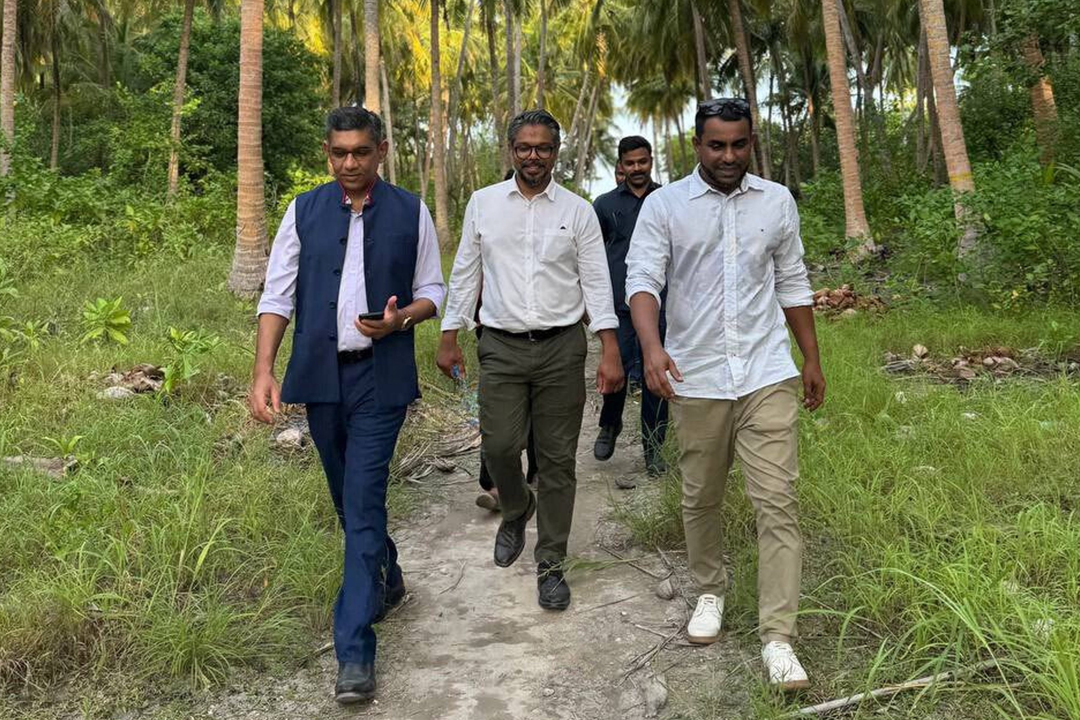 adhadhu-indian-ambassador-tours-gaadhoo-given-to-both-india-and