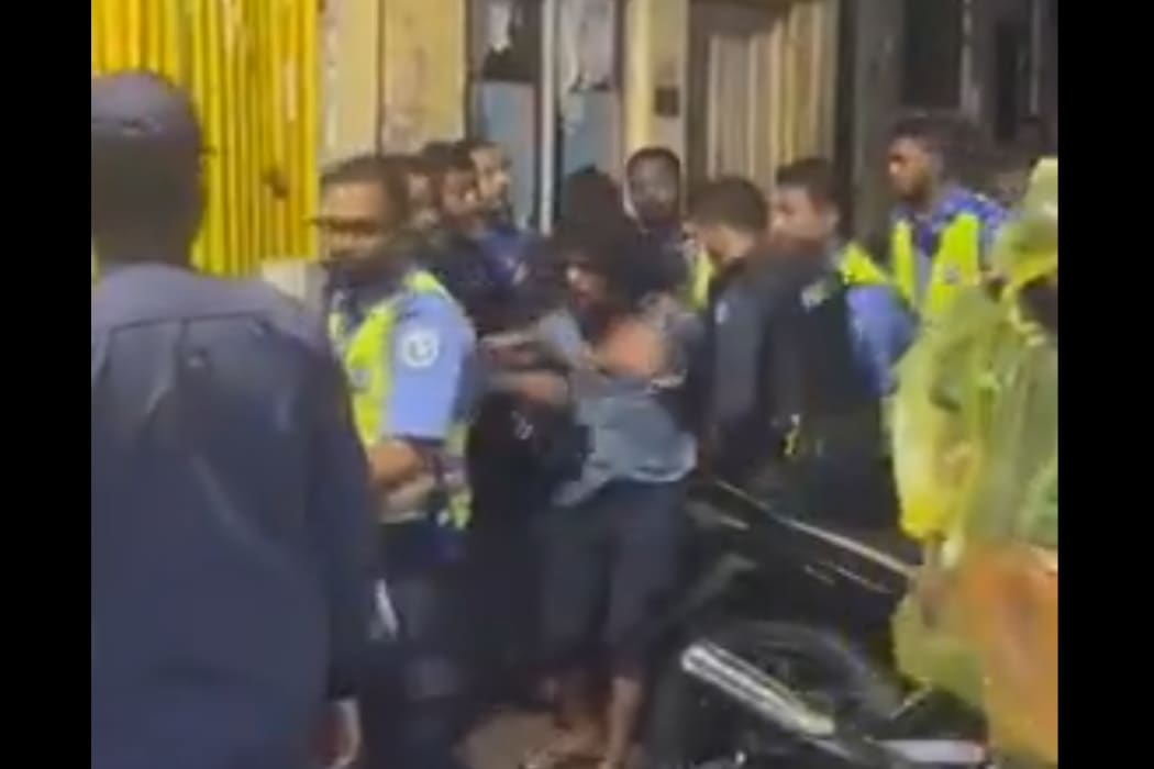 Hayyarukurumuge therey gai fuluhun bayakah aniyaakuri kamah thuhumathukurevey massala balanee