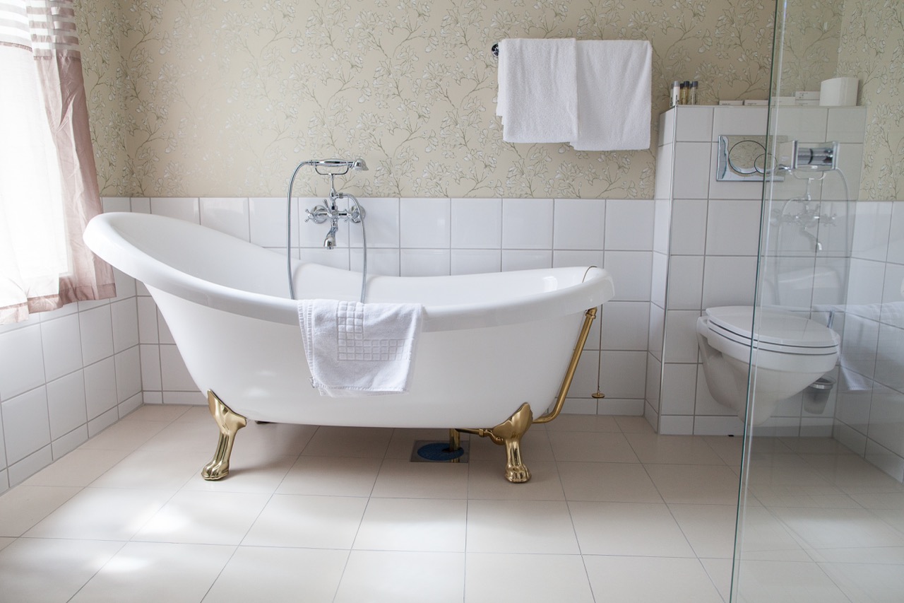 Clawfoot bathtub