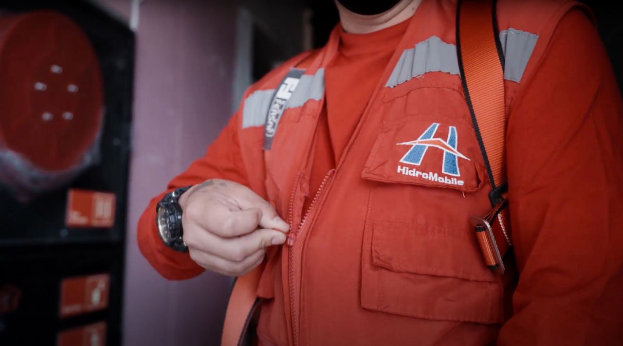 Colaborador con chaqueta de la empresa Hidromobile.