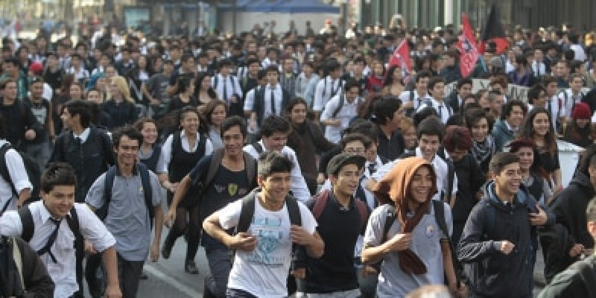 Formar en Ciudadanía en el Chile Actual. Una mirada a partir del Desarrollo Humano Formar en Ciudadanía en el Chile Actual. Una mirada a partir del Desarrollo Humano