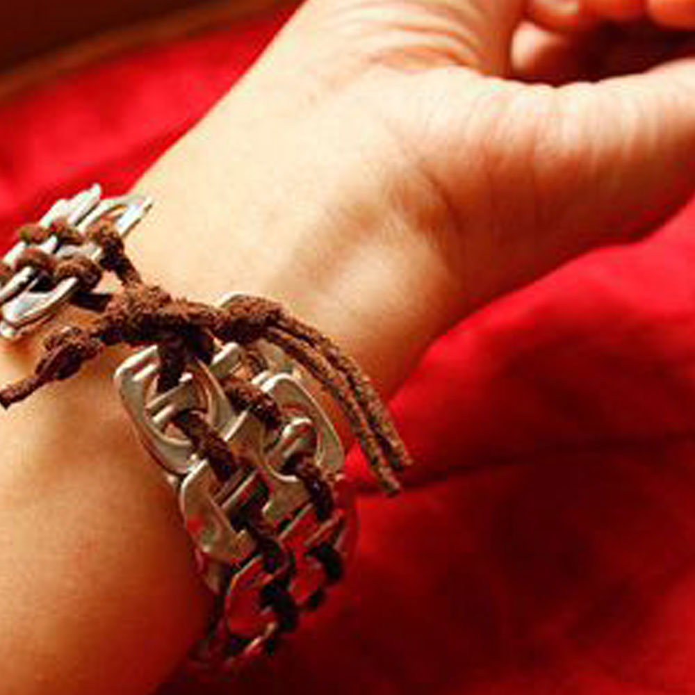 ¡Pulseras recicladas con chapitas de latas de bebida!