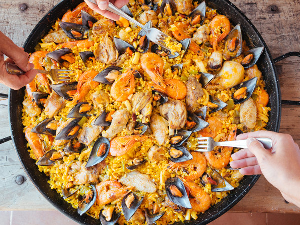¡Lúcete preparando una paella!
