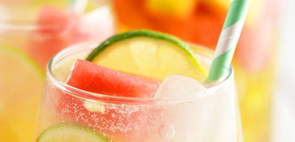 Una rica sangría con frutas para refrescarte en verano.