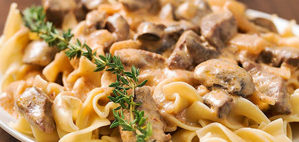 Prepara un exquisito strogonoff de carne y champiñones