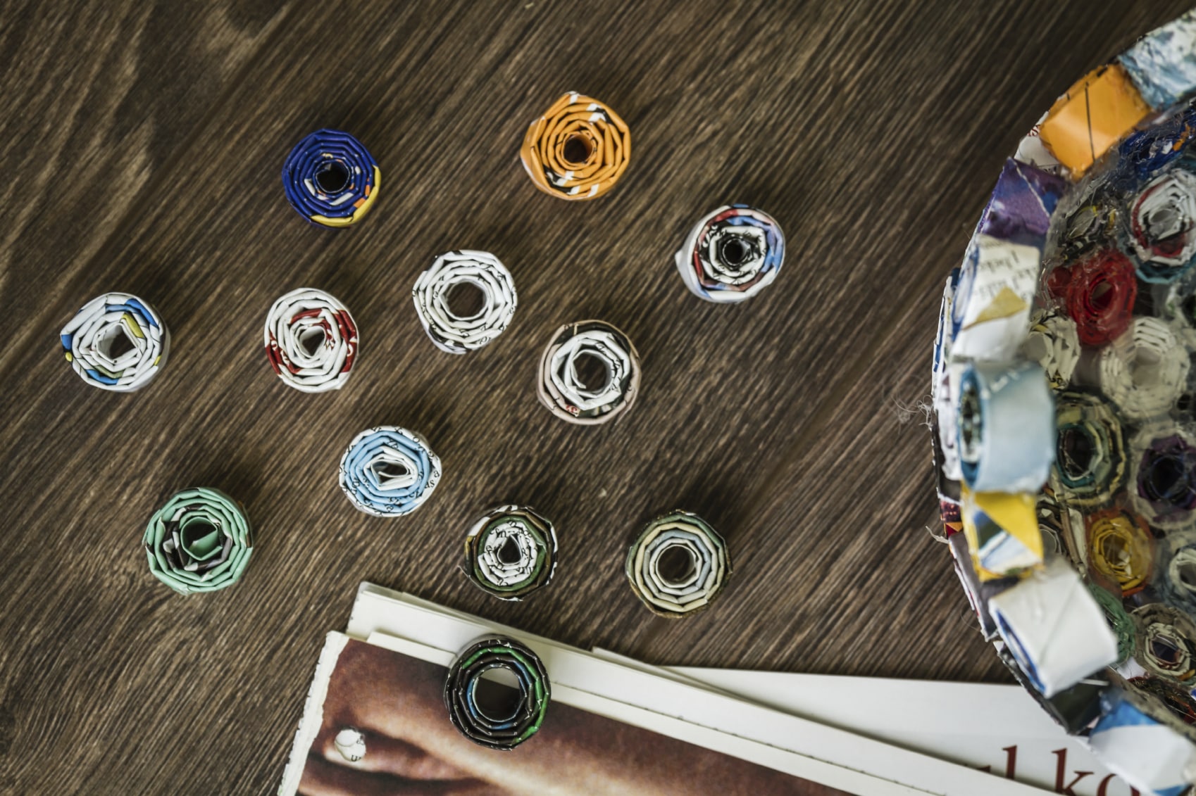 Maceteros con rollos de papel.