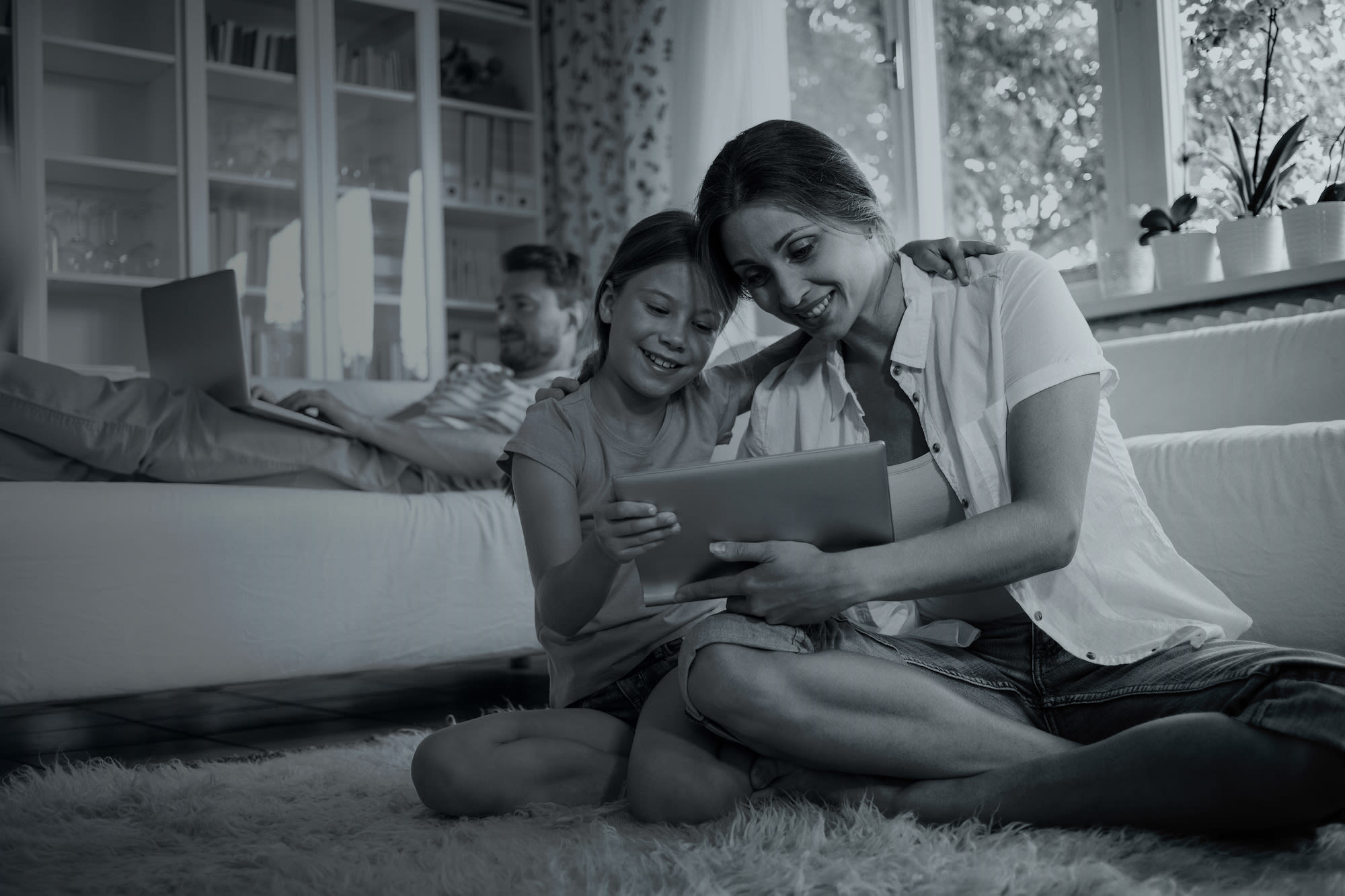 Mamá con su hija aprendiendo