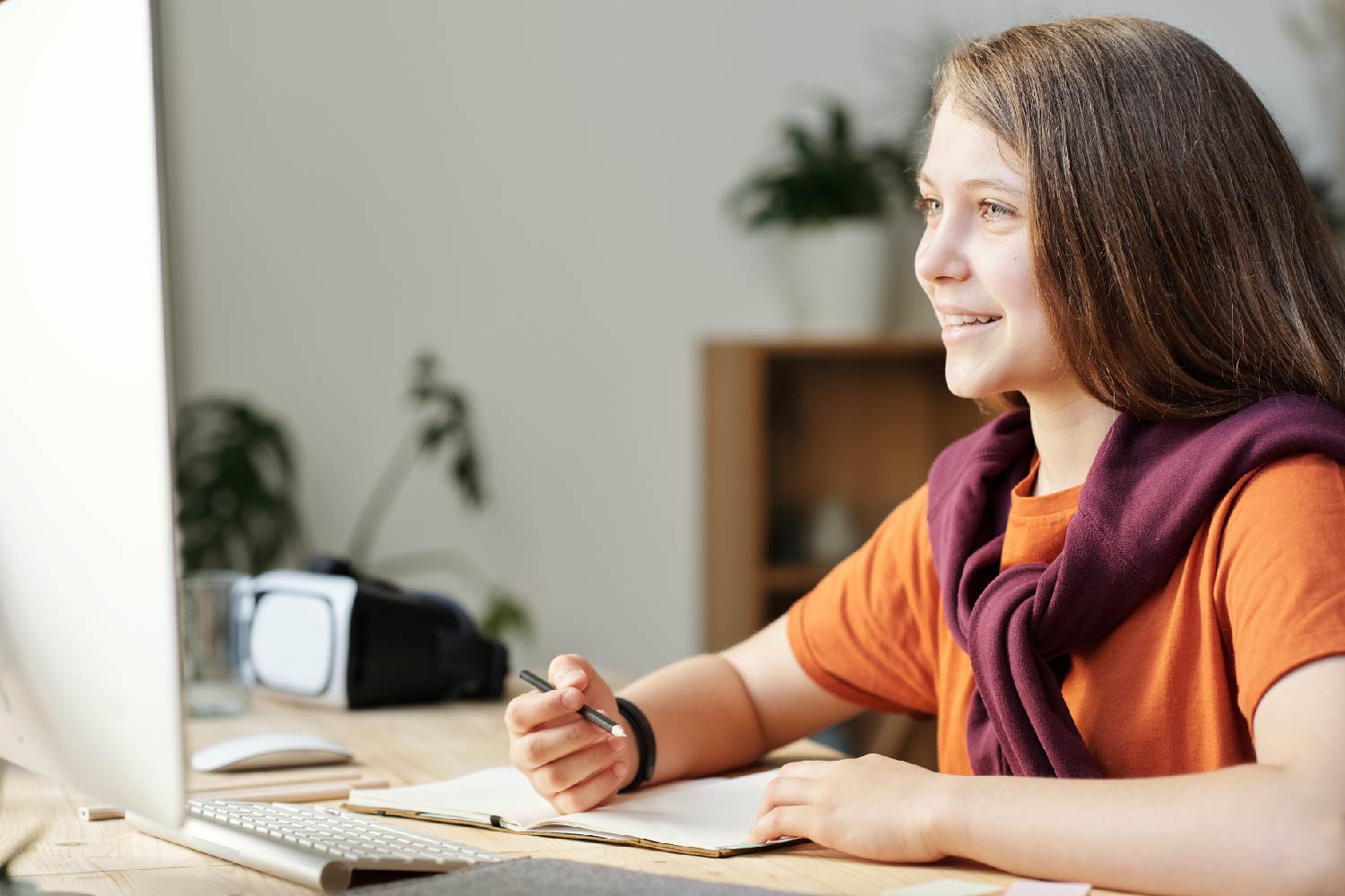 Imagen de una niña estudiando de forma virtual