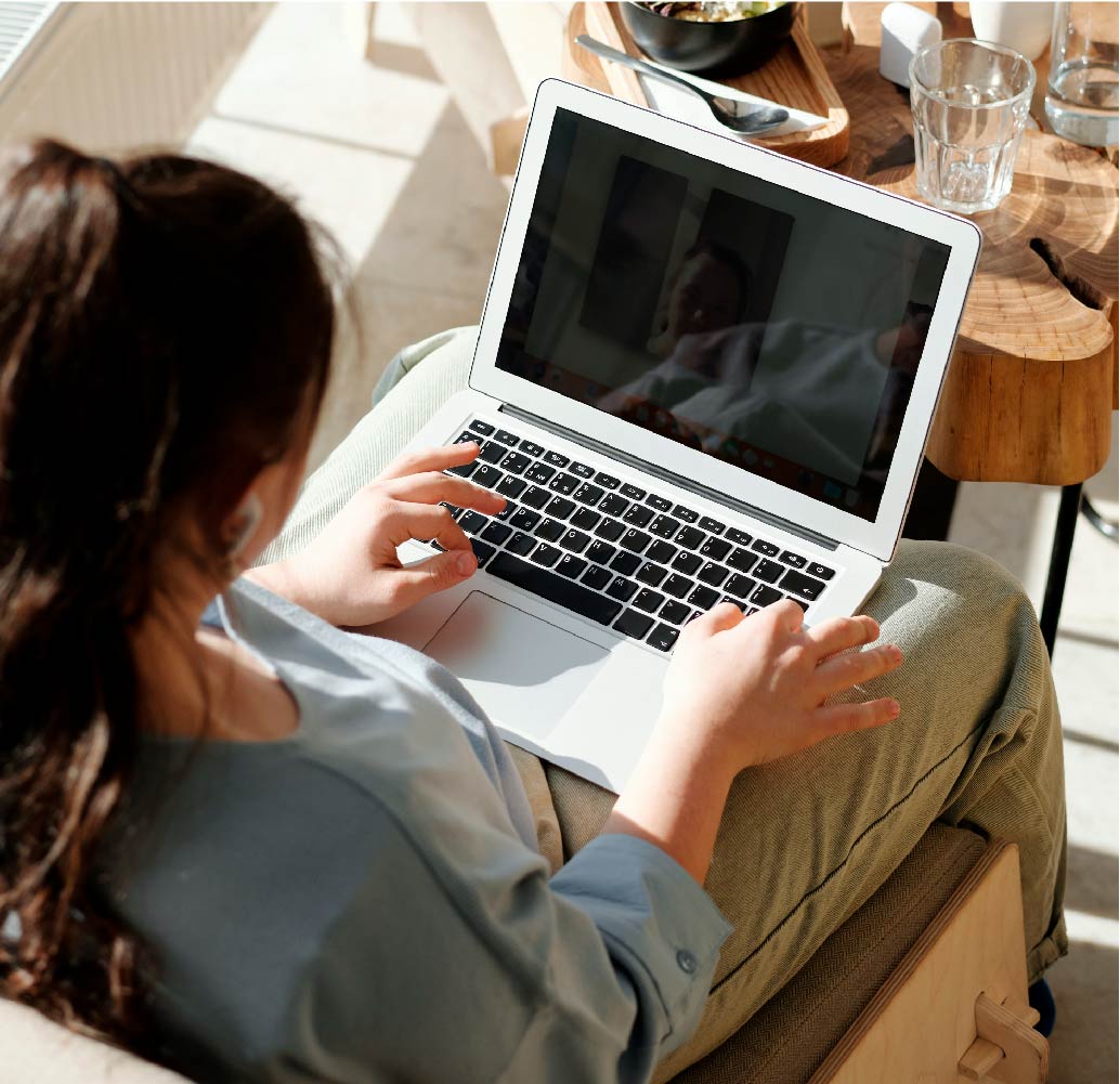 Imagen de una mujer viendo su computadora