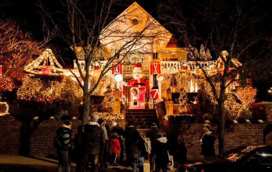 Bus Tour New York City, Dyker Heights Christmas Lights - 3.5 Hours