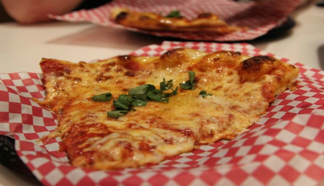 Image of Bus Tour Chicago, Pizza and Cocktails Tour - 3.5 Hours